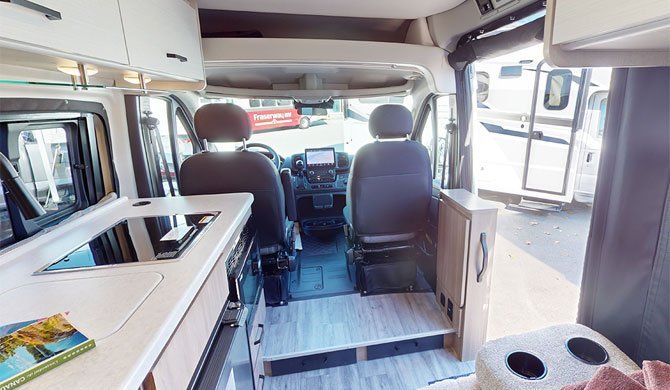 Het interieur van de Four Seasons Van Conversion