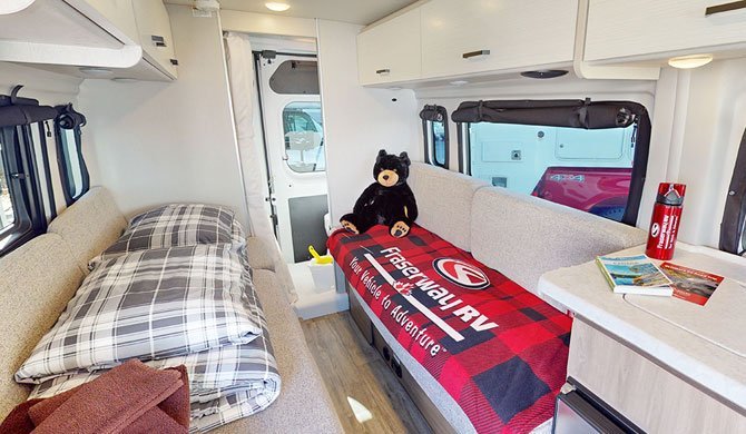 Het interieur van de Four Seasons Van Conversion camper