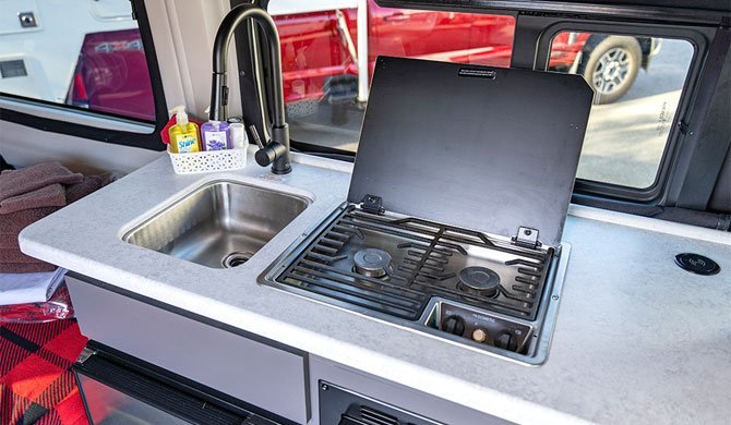 De compacte keuken in de Four Seasons Van Conversion