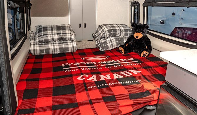 Bed-dinette in de Four Seasons Van Conversion camper