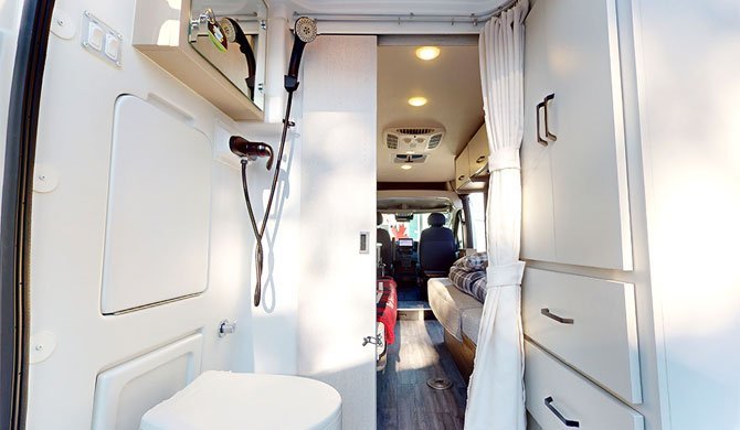 De compacte badkamer in de Four Seasons Van Conversion camper