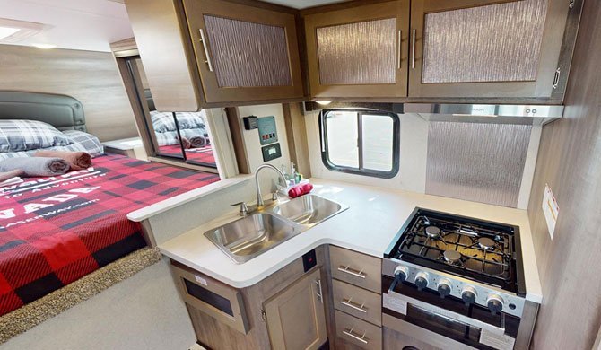 De keuken in de Fraserway Truck Camper