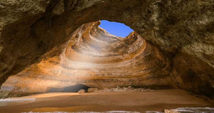 Ontdek de indrukwekkende Bengail Cave tijdens een camperreis door Portugal. 