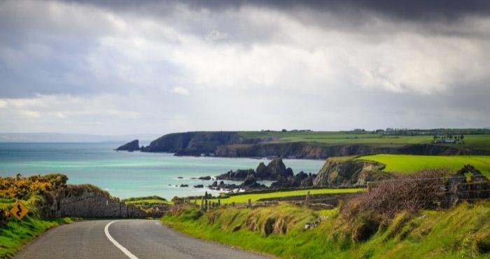 Ga op camperreis door Ierland en rij over de Wild Atlantic Way langs de kust, kliffen en levendige stadjes.