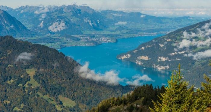 Ga op camperreis langs het Thunermeer in Zwitserland