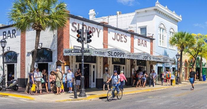 Geniet van een hapje en een drankje bij Sloppy Joe in Florida tijdens een camperreis door Amerika