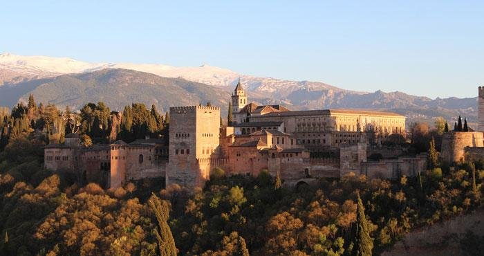 Bezoek het Alhambra in Granada tijdens een campervakantie door Andalusië in Spanje met Victoria CamperHolidays