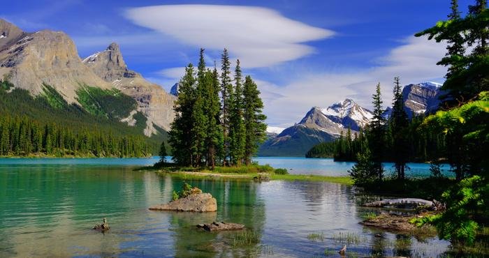 Bewonder het prachtige Maligne Lake tijdens een camperreis door Canada met Victoria CamperHolidays