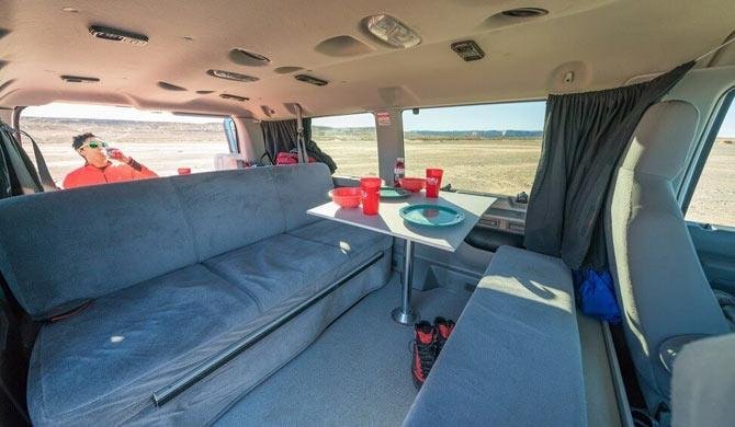 De dinette in de Mavericks camper van Escape Campervans