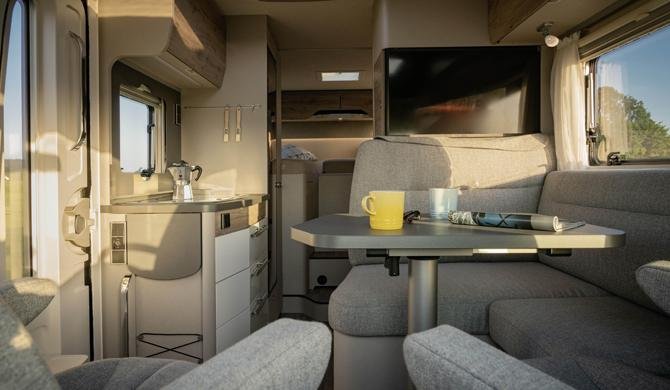 Het luxe interieur van de Rent Easy Active First camper