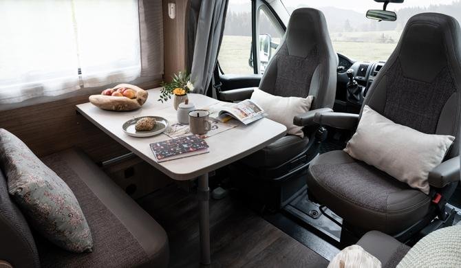 De dinette in de Rent Easy Family Classic camper