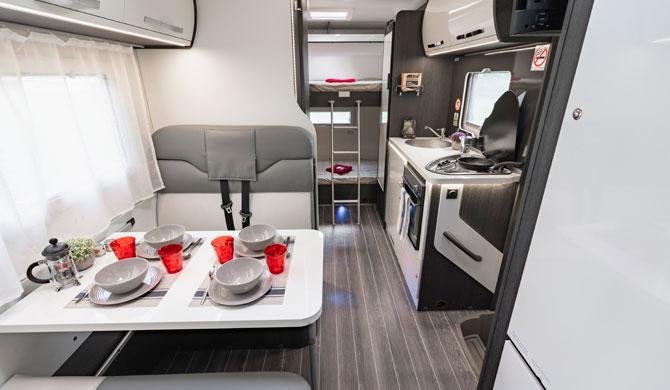 Het interieur van de Just Go Adventurer camper