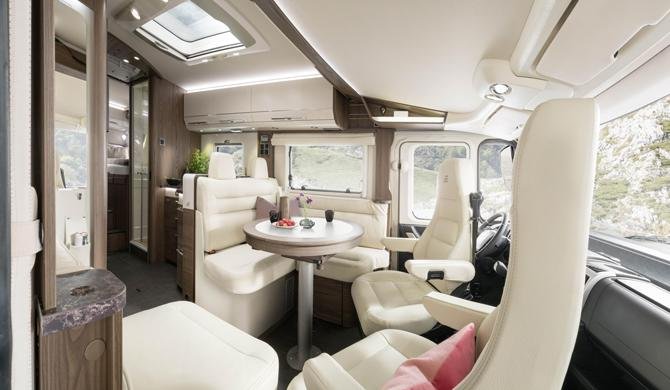 Het luxe interieur van de Rent Easy Premium Classic camper