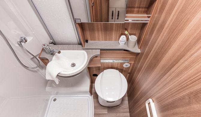 Badkamer in de Apollo Family Traveller Plus camper