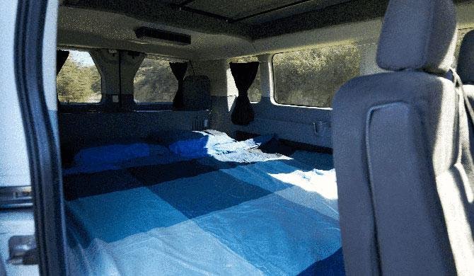 Het bed in de Del Mar camper van Escape Campervans