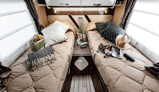 Bed achterin de Branding camper van Camperworld 