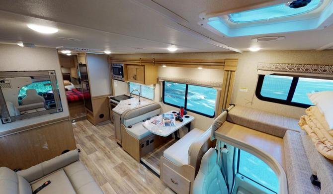 Het luxe en ruime interieur in de Four Seasons C-XLarge camper