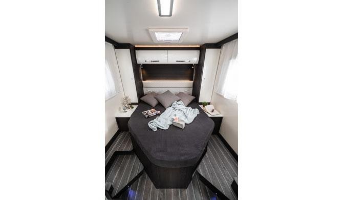 Het bed achterin de Just Go Voyager camper