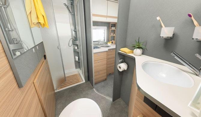 De badkamer achterin de McRent Compact Standard camper