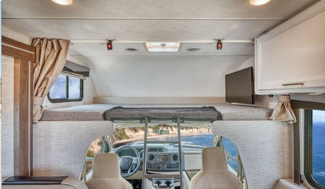 Cabover bed in de Road Bear C29-31 camper