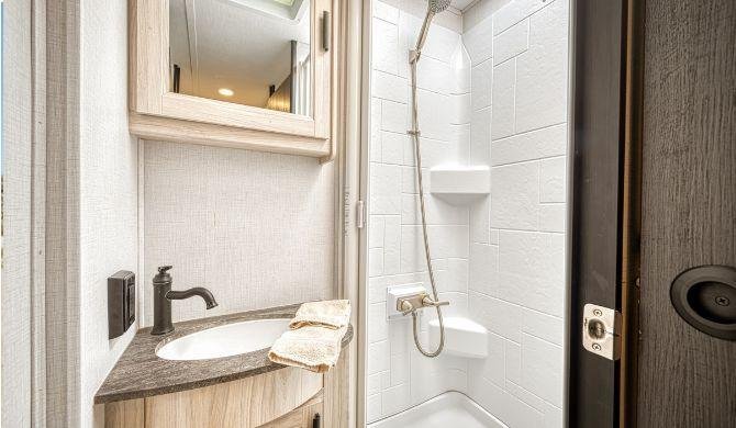 De badkamer in de El Monte C28 camper