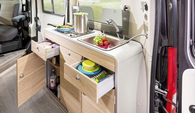 De compacte keuken in de Rent Easy City Classic camper