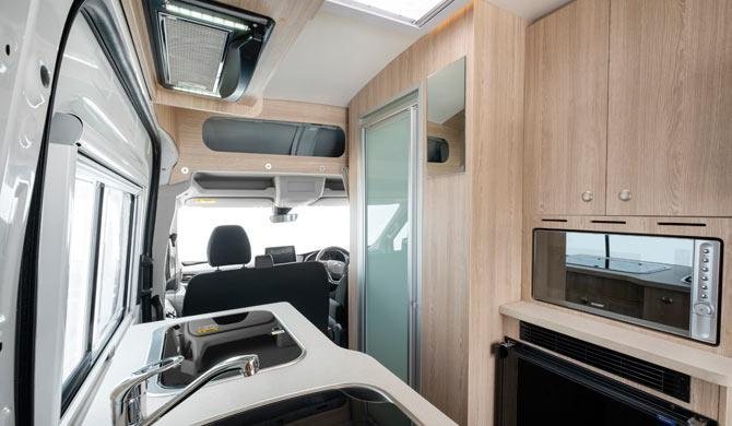 De keuken in de Apollo Euro Mini camper