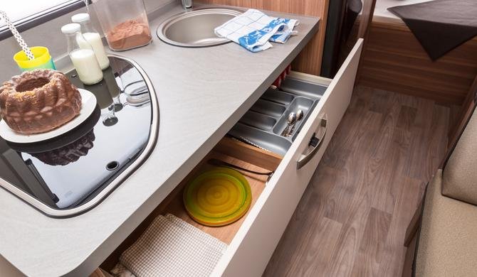 De compacte keuken in de Apollo Family Voyager camper