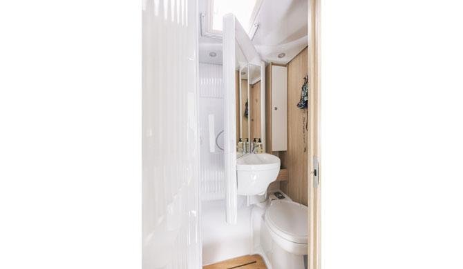 Badkamer in de Family camper van Camperworld