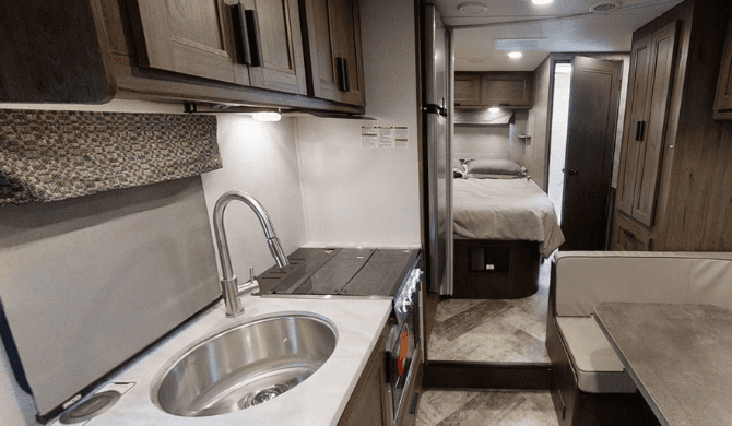 De compacte keuken in de CanaDream MHC-camper