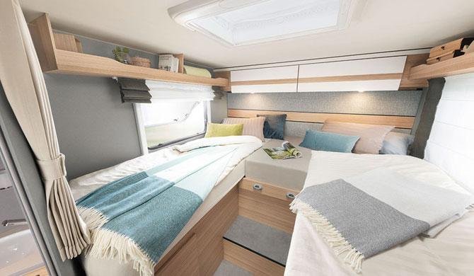 Bed achterin de Meer camper van Camperworld