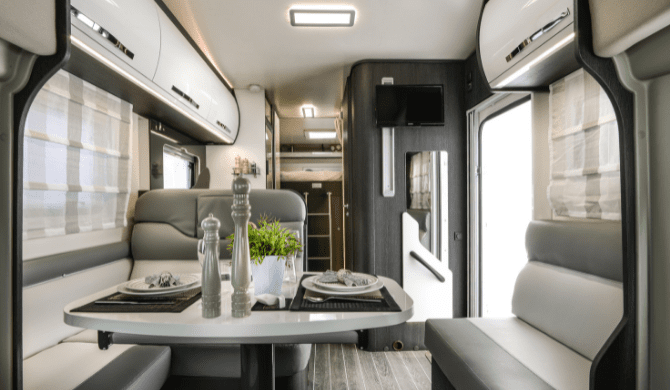 Het interieur van de Just Go Challenger camper