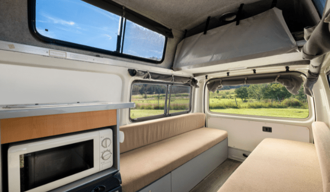 De zithoek in de Highball camper van Mighty
