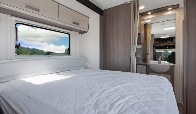 Het bed achterin de Let's Go 6 Berth Royale camper