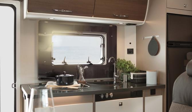 De compacte keuken in de Rent Easy Family First camper