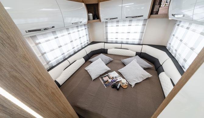 Het bed achterin de Just Go Navigator camper