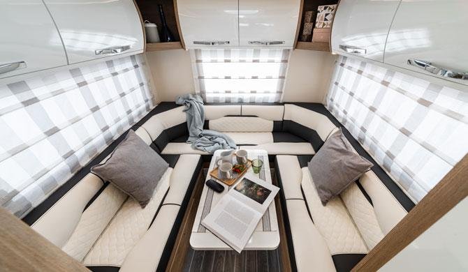 De dinette achterin de Just Go Navigator camper