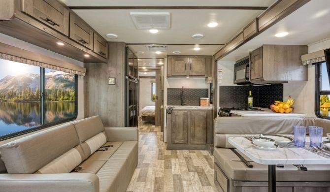 Het interieur van de Mighty A-Class Family Sleeper