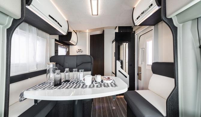 De dinette in de Just Go Voyager camper