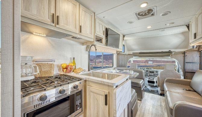 Het interieur van de El Monte C28 camper