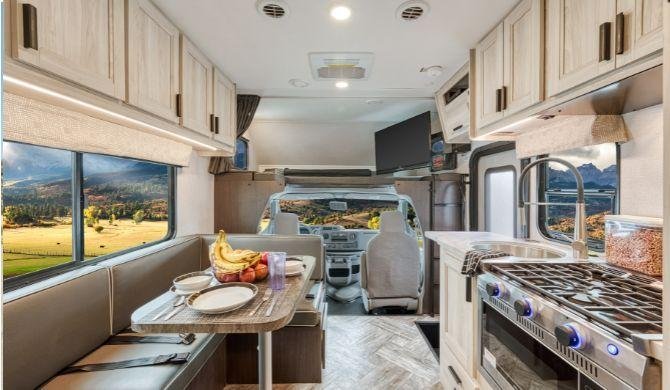 De compacte keuken in de Mighty M22 camper