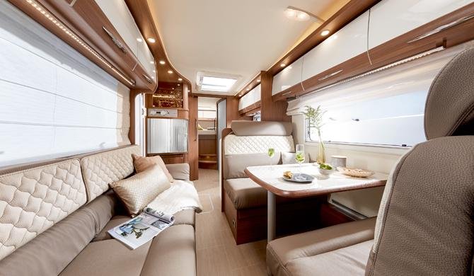 Het luxe interieur van de grote Rent Easy Premium Extra camper