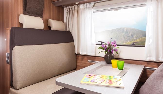 Dinette in de Apollo Family Traveller camper