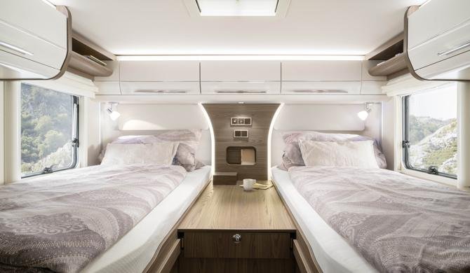 Twee eenpersoonsbedden achterin de Rent Easy Premium Classic camper
