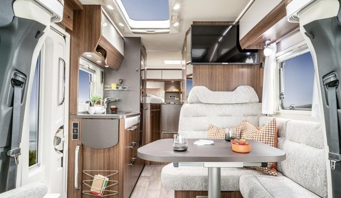 Het luxe interieur van de Rent Easy Exclusive Classic camper