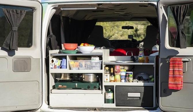 De keuken achterin de Mavericks camper van Escape Campervans