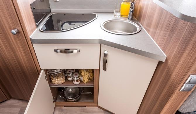 De compacte keuken in de Apollo Family Traveller Plus camper