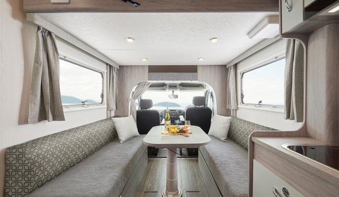 De dinette in de Lets Go 2 Berth Voyager Deluxe camper