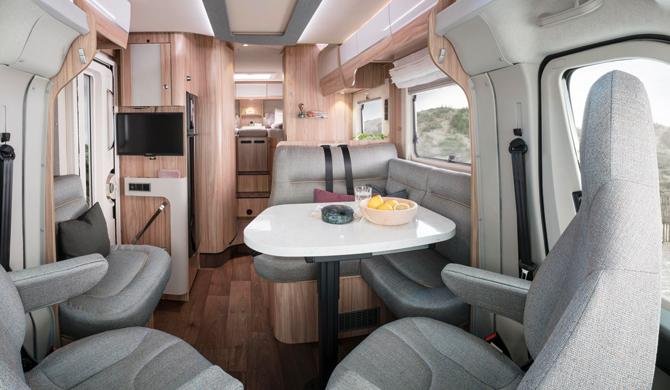 Het luxe interieur van de Rent Easy Exclusive Extra camper