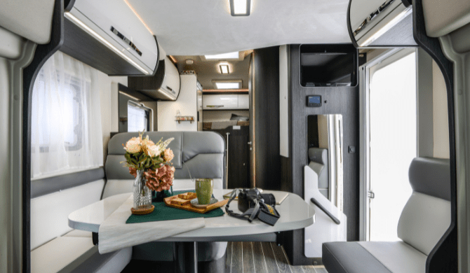 De dinette voorin de Just Go Wanderer camper